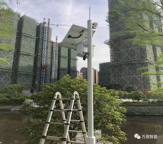 信息产业园主任等一行人来到了公司工厂,并为其介绍了工厂里面的产品