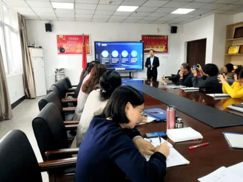 规范信息技术课题研究探索信息技术新领域记潘国添老师如何开展教育